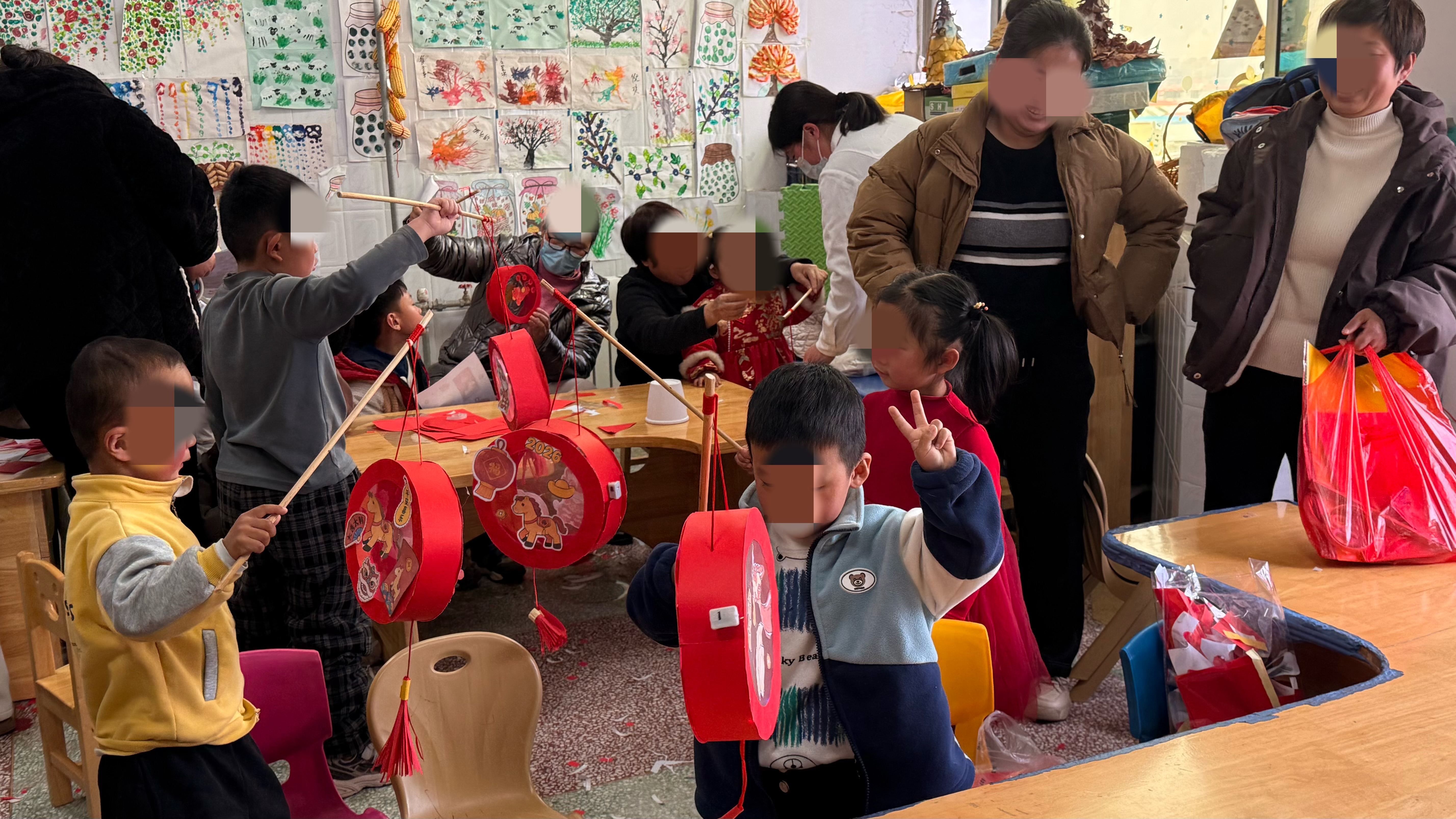 巧手制马灯，融情暖童心——儿童康复科开展灯笼制作活动